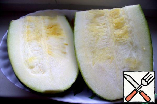 Zucchini with thin skin can not be cleaned, just remove the seeds.