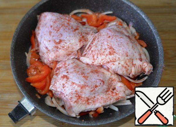 In a baking dish, I have a frying pan, put the vegetables on top of the chicken thighs. Put in the oven, heated to 200 degrees for 50 minutes.