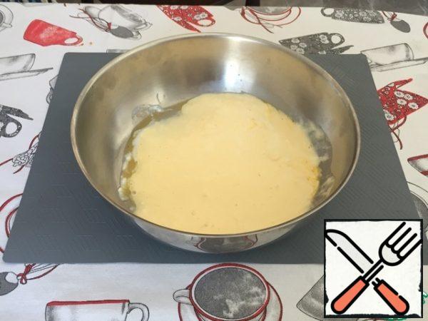 In a container for the dough, beat one egg, mix the protein with the yolk.