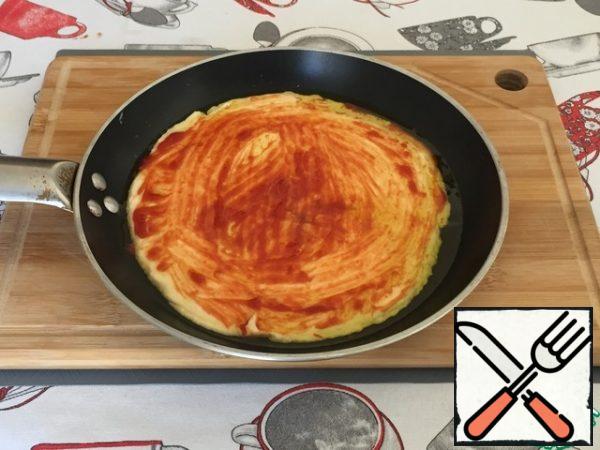I'll put ketchup on the pizza surface. It is convenient for me to do this with a brush.