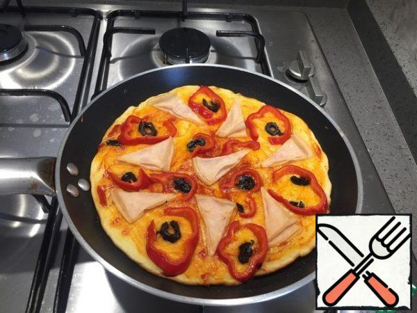 The pizza will be cooked for 25 minutes on the lowest heat with the lid closed.
