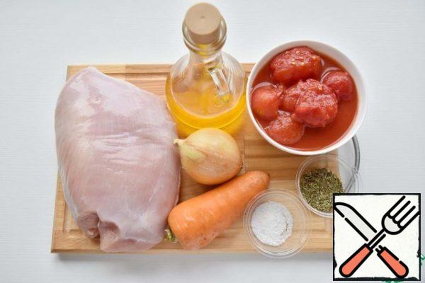 Prepare the products for the filling: turkey meat, onions, carrots, vegetable oil, salt, a mixture of Provencal herbs, ground black pepper, tomatoes in juice.