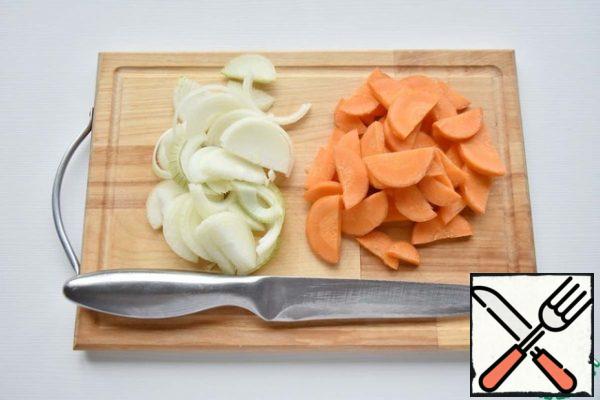 Cut the vegetables into large pieces (half-rings).