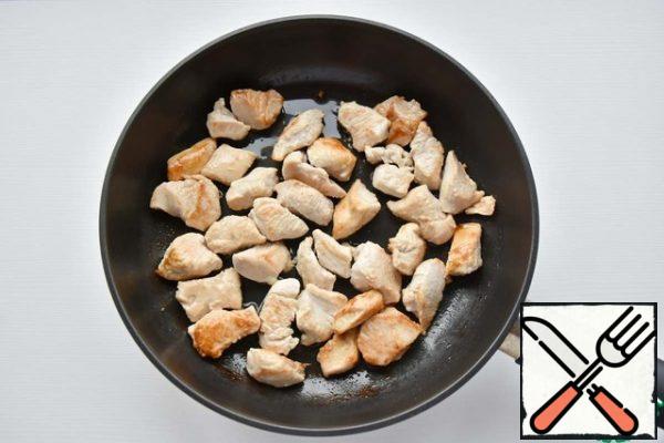 Heat the vegetable oil in a frying pan, lay out the turkey and fry on all sides until golden brown.