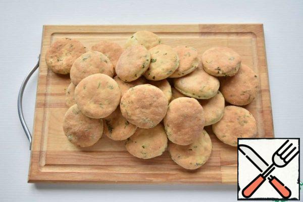 Place the prepared semi-finished rolls on a baking sheet lined with parchment paper. Bake in an oven preheated to 200 degrees until browned (15 minutes).