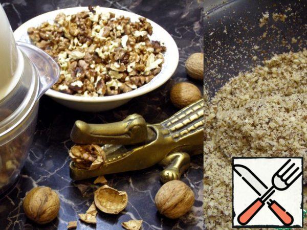 You may have noticed that there is no flour in the composition. It will be replaced with nuts. Peel the nuts and in any way convenient to you, chop them as small as possible.