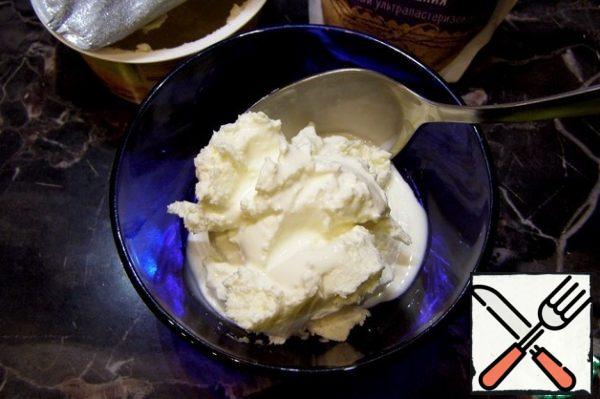 Add one tablespoon of cream to the curd cheese and mix until smooth.