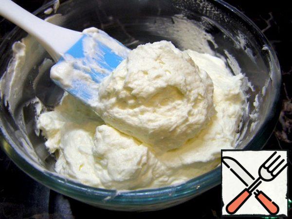 Combine the whipped cream with the curd cheese and beat with a mixer until fluffy (1-2 minutes). Be careful not to overdo the cream, otherwise it will peel off.
You should get such a gentle air cream as in the photo.