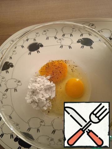 Mix eggs with salt, pepper and 1 tablespoon of starch.