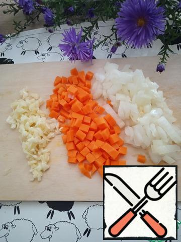 Cut onion and carrot into cubes, chop garlic with a knife.
