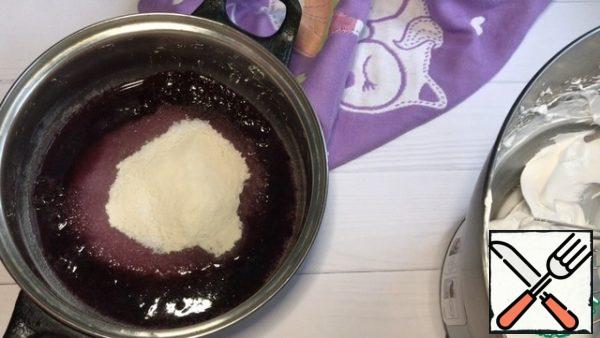In a saucepan, mix sugar (200 g), BlackBerry puree, water, agar-agar.
