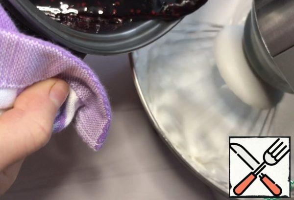Bring the mixture to a boil while stirring. After boiling, boil for another 3 minutes. Enter a thin stream into the whipping protein.