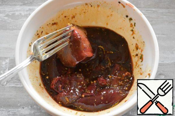 Marinate the liver in this marinade for about 15 minutes. You can continue, the taste will be more intense.