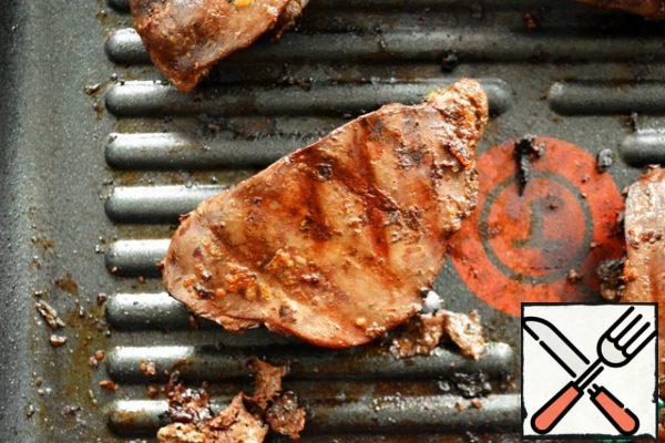 Grill on both sides for 7-8 minutes on each side. As soon as the blood stops being released from the liver, it is ready. Do not over-dry, but it should not be raw inside either.