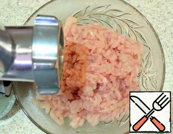 Pass the chicken fillet through a meat grinder.