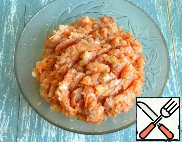 Combine the minced chicken, fried onions, grated carrots, salt, spices, paprika, and mix well. Cover with cling film and put in the refrigerator while we prepare the sauce.