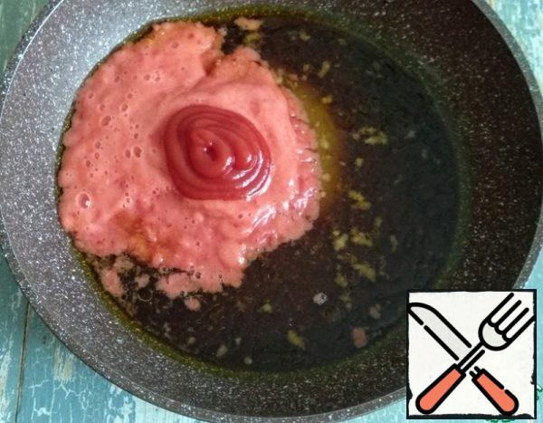 Add tomato puree and ketchup to the pan and mix.