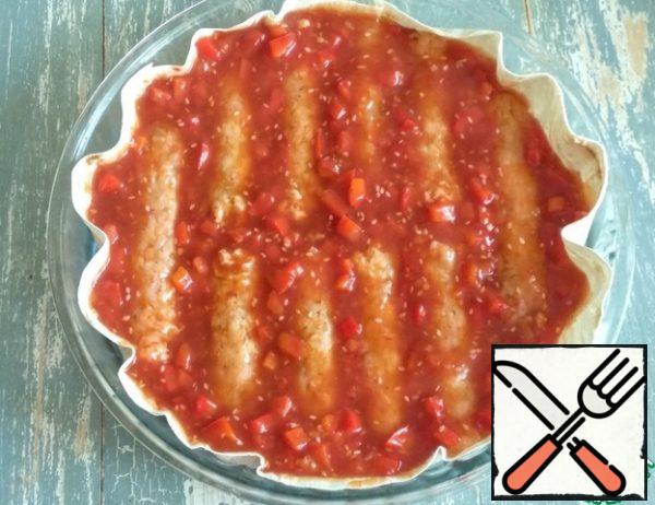 Then add the sauce and spread evenly. Cook in an oven preheated to 190 degrees for 35-40 minutes.