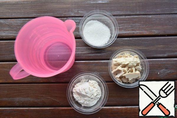 To prepare products for the dough: warm water, sugar and flour. Combine everything and stir until the yeast and sugar are completely dissolved. Leave in a warm place to rise and form a "foam cap"on the surface.