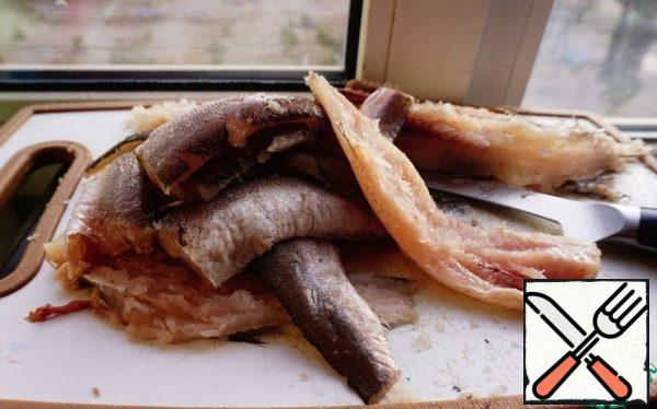 Defrost the hake in a slow way, transferring it from the freezer to the refrigerator overnight. We mill and measure 200 g of fillet. I just fried the rest of the hake. You can take fillets of any other white fish.