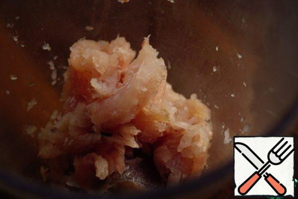 Remove the skin from the fillet, cut it into random pieces and send it to the blender bowl.