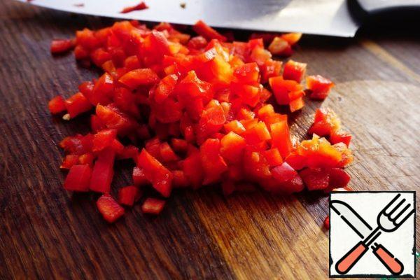 Bulgarian pepper cut into cubes of 5 mm.