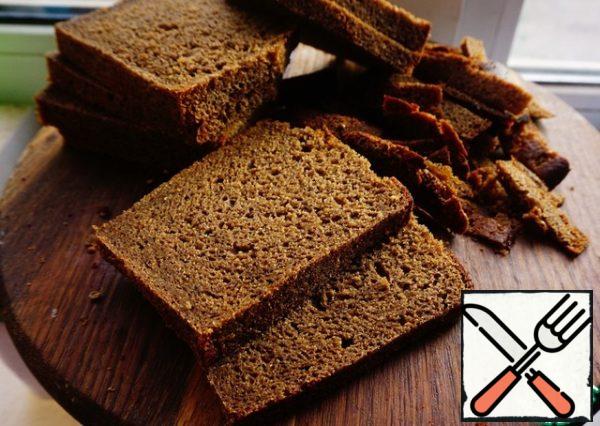 Cut the crusts from the bread.