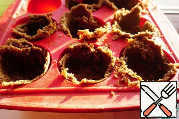 Put the bread in cupcake molds. Black bread will break in some places, including at the bottom. It's not a big deal. Just close up these places with a baby. I covered the bottom with crumbs and rammed everything with a pestle from a mortar.
