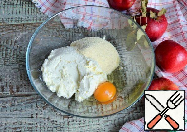 RUB cottage cheese through a sieve, mix with sour cream and sugar, salt. Add the semolina and egg, mix and set aside for 10 minutes to swell the semolina.