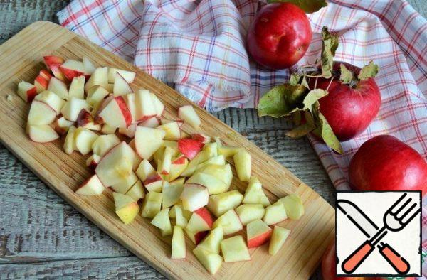 At this time, prepare the caramelized apples. Wash them, remove the core, cut into cubes.