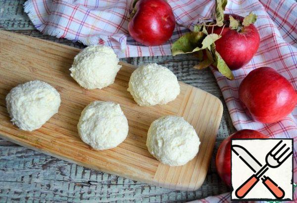 Divide the curd mass into 5 balls.
