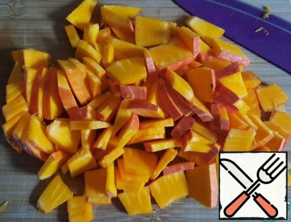 Cut the pumpkin into thin slices.