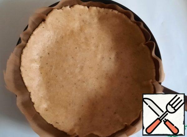 Transfer the dough to the form for Kish, I don't have one, I used a frying pan with a diameter of 24 cm. The dough should be slightly larger than the bottom of the mold, as you can see in the photo. Put in the oven and bake at 170 degrees for 20 minutes.