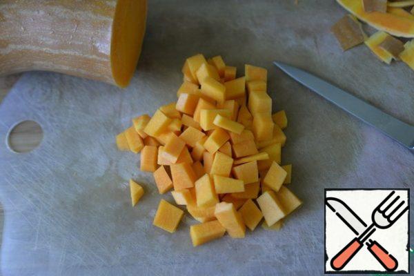 Peel the pumpkin and cut it into cubes.
