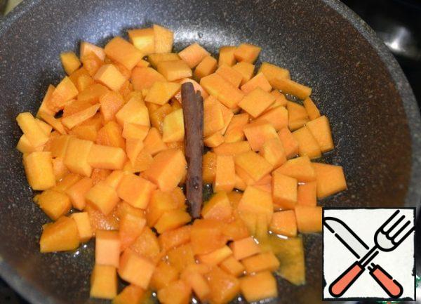 In a saucepan or high frying pan, put the pumpkin, fill with water, put a stick of cinnamon, bring to a boil and cook over medium heat until the pumpkin is ready. It took me 15 minutes.