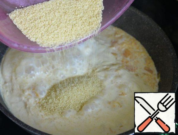 Fill in the couscous and mix. Let the porridge boil and turn it off.