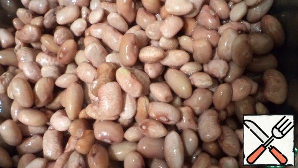 Soak the beans overnight in cold water. Drain the remaining water, wash the beans and fill with fresh water. The water should completely cover the beans. Boil for 30 minutes.