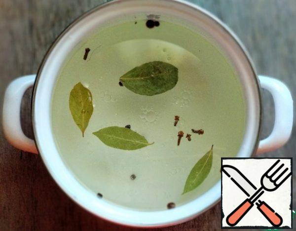 For the marinade, pour water into a saucepan, add salt, sugar, Bay leaf, pepper, cloves, vegetable oil. Bring to boil.