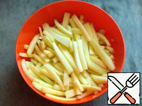 Wash the zucchini, peel and remove the seeds. Cut into cubes.