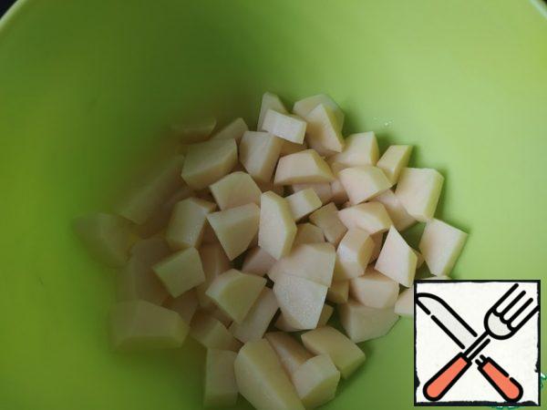 Peel the potatoes and cut them into pieces, 5 mm thick and 2-3 cm long. Cut all the vegetables quite large. Then you will not have to catch them with a fork on the plate when you eat dinner, and the dish will look beautiful and rich.