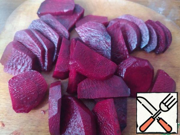 Peel the beets and cut them into 5 mm pieces.