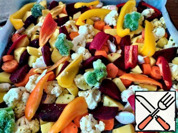 Place all the vegetables on a baking sheet. When unfolding, try to make empty spaces. If the vegetables are laid side by side, their juices will mix and they will turn out too soft. To make the vegetables bake as delicious as possible, they should dry out a little.