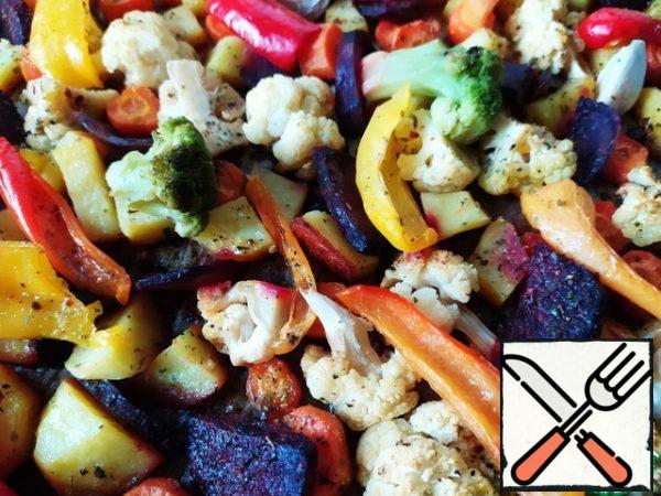 Sprinkle them generously with vegetable oil, salt and pepper. Add your favorite spices. Place in a preheated 180 degree oven for 40-45 minutes. It all depends on the characteristics of your oven. After 30 minutes, from the start of cooking, you can look into the oven, checking for readiness.