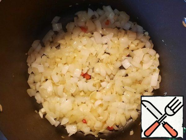 Transfer the meat from the pan and fry the onion, garlic and chili pepper in this oil. The dish should be sharp, but if you do not eat spicy, put a little, I do not advise you to refuse at all, I think it will suffer in taste.