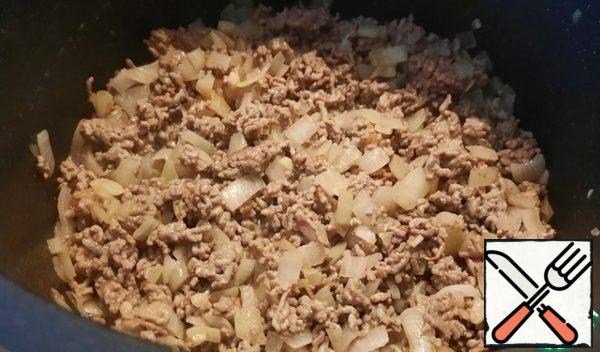 Onions are browned, add minced meat to it, fry, stir occasionally.