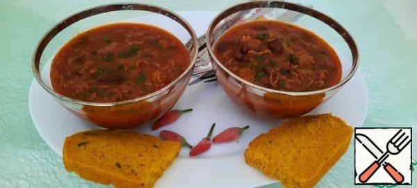 This coffee chili is served with corn bread with honey butter ( in the US) or with baguette (in European style), we ate with pumpkin bread. Of course, this is a high-calorie dish, but we do not eat this every day, sometimes on weekends you can pamper your family or surprise guests!!!