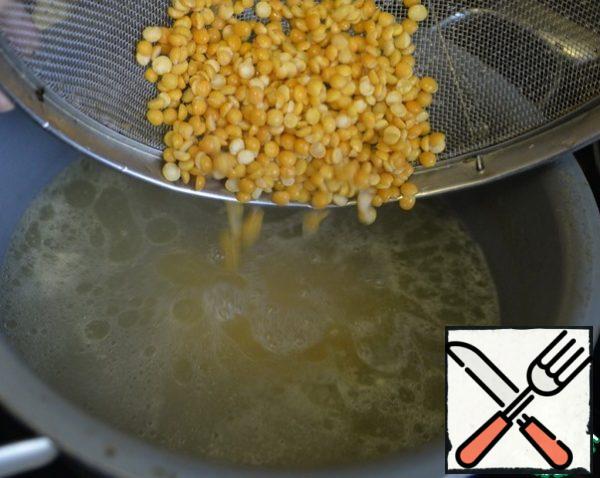 Wash the peas thoroughly, put them in the broth (I have chicken), bring to a boil and cook for 30 minutes over medium heat.