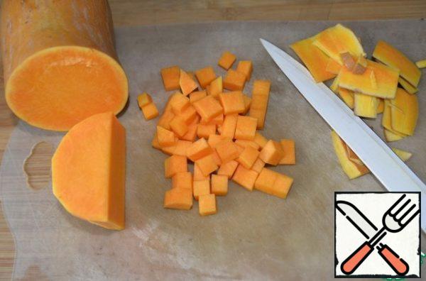 Peel the pumpkin and cut it into cubes.