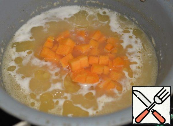 Add the pumpkin to the peas and cook for 10 minutes over medium heat.