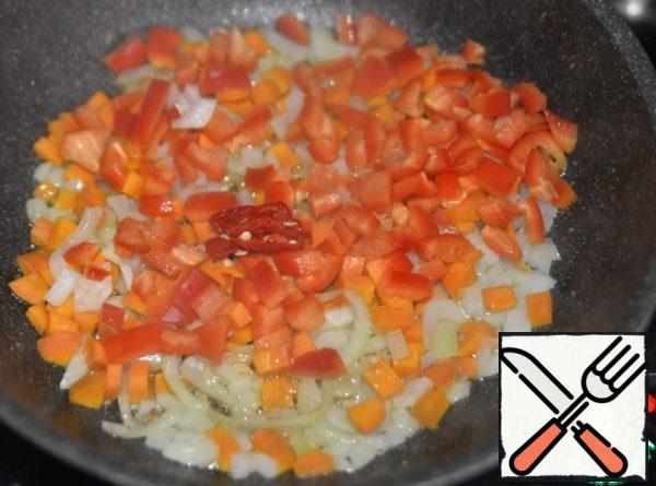 Add chopped red pepper and hot pepper rings to the vegetables to taste. Stir and simmer for 5 minutes.